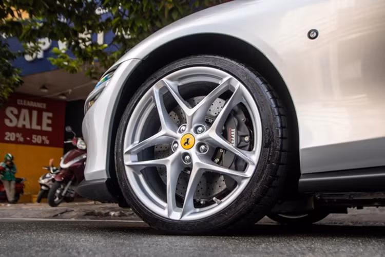Hiện tại, chiếc siêu xe Ferrari Roma này đã lên bộ tem để tham dự hành trình siêu xe Gumball 3000, dự kiến diễn ra từ ngày 14 và 15/9/2024 ở Việt Nam, cụ thể hơn là đại lộ Lê Lợi, sau đó đoàn di chuyển đến địa đạo Củ Chi, trước khi sang cửa khẩu Mộc Bài, tỉnh Tây Ninh, để sang nước bạn Campuchia.
