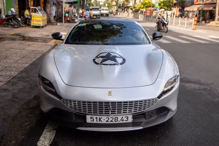 Những trang bị này cho phép chiếc siêu xe 4 chỗ ngồi Ferrari Roma dù có cân nặng gần 1,5 tấn vẫn có thể tăng tốc từ vị trí xuất phát lên 100 km/h chỉ trong thời gian 3,4 giây, thêm 5,9 giây để tăng tốc lên 200 km/h, trước khi đạt tốc độ tối đa hơn 320 km/h.