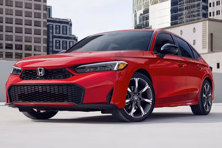 Điểm khác biệt lớn nhất trên Honda Civic 2025 mới này chính là cản trước được thiết kế góc cạnh hơn với lưới tản nhiệt lớn, bỏ đèn sương mù cũng như trang bị thêm cho xe bộ mâm thể thao mới.