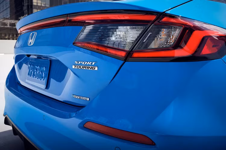 Đối với phiên bản 2025, Honda hiện bán ra tại thị trường Mỹ phiên bản Civic Sport Hybrid và Sport Touring Hybrid, sau này là phiên bản cao cấp nhất cho dòng Civic.