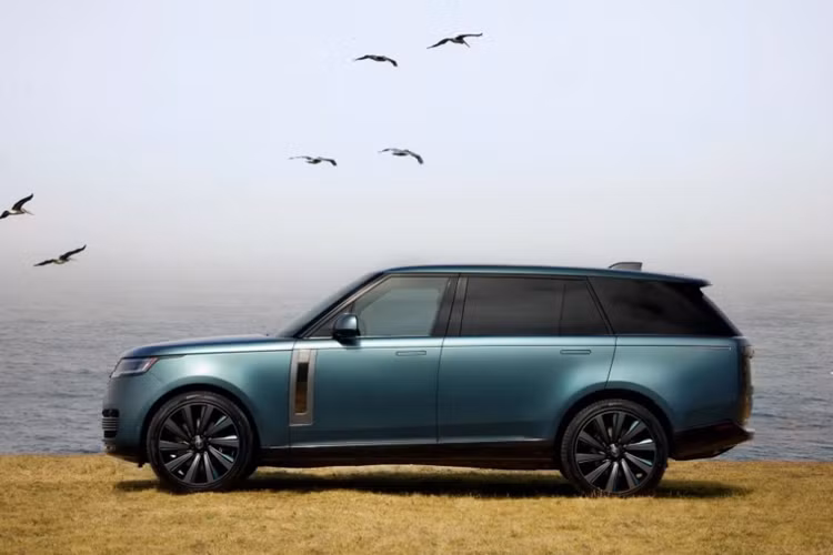 Mức giá xe Range Rover SV Carmel Edition có giá khoảng 370.000 USD (tương đương khoảng 9,2 tỷ đồng). Con số này, cao hơn đáng kể nếu so với Range Rover bản P615 SV, hiện có giá niêm yết là 210.000 USD (khoảng 5,24 tỷ đồng) tại thị trường Mỹ.