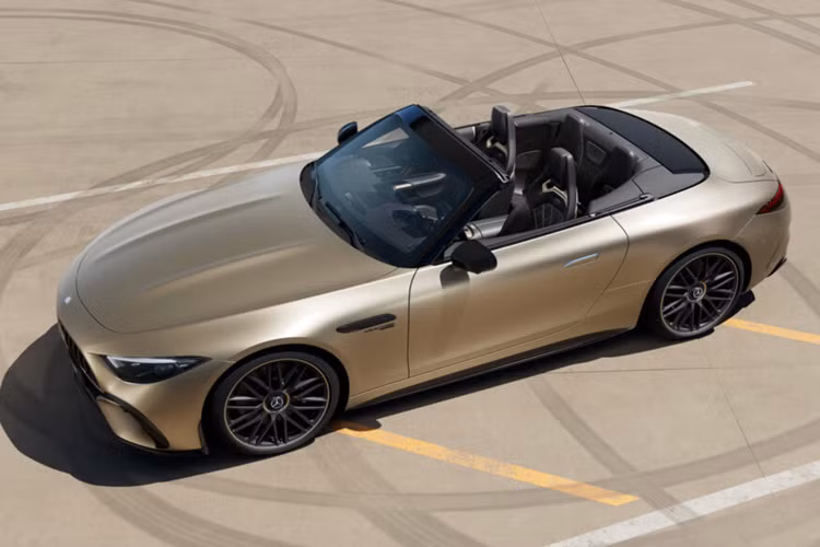 Trong dải sản phẩm này, phiên bản cao cấp nhất chính là mẫu xe SL 63 SE Performance với mức công suất 805 mã lực, bổ sung sức mạnh Hybrid cho động cơ V8, từ đây đem đến sức mạnh vượt bậc.