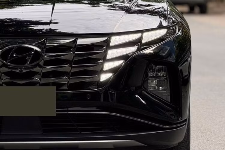 Ngoài ra, xe còn được trang bị bộ mâm hợp kim đa chấu có kích thước 18 inch, gương chiếu hậu chỉnh/gập điện, tay nắm cửa cùng màu thân xe, cụm đèn hậu LED dạng lưỡi liềm kép độc đáo, ăng-ten vây cá mập, cánh lướt gió, đèn phanh trên cao LED,... Không gian bên trong của Hyundai Tucson 2022 có thiết kế gọn gàng, hiện đại với với nhiều điểm nhấn sang trọng, tiện nghi và thực dụng hơn.
