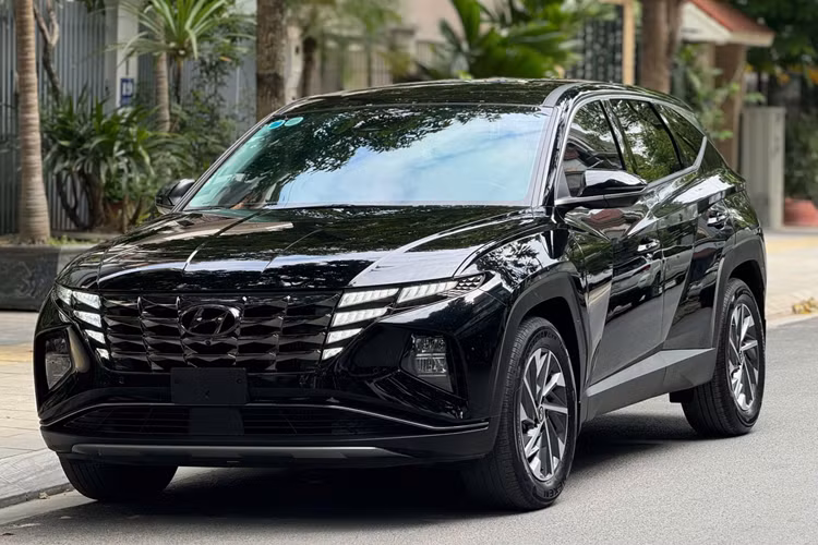 Trên thị trường xe đã qua sử dụng, một chiếc Hyundai Tucson sản xuất năm 2022 đang được chào bán với mức giá 885 triệu đồng. Theo thông tin rao bán, chiếc Tucson này thuộc phiên bản 2.0 máy dầu, có ngoại thất và nội thất màu đen, với chỉ số ODO khoảng 29.000 km.