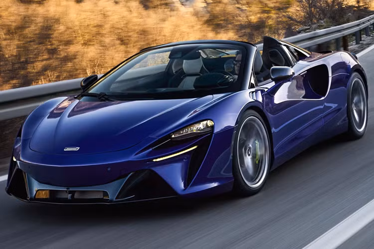 Thú vị nằm ở chỗ là McLaren Artura Spider vẫn sử dụng động cơ xăng V6, dung tích 3.0 lít tăng áp kép, kết hợp môtơ điện, sản sinh công suất 690 mã lực, tăng 19 mã lực so với bản coupe và mô-men xoắn cực đại là 722 Nm.