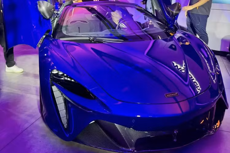 Mới đây, đại lý chính hãng của McLaren Việt Nam đã chính thức giới thiệu mẫu siêu xe mui trần McLaren Artura Spider 2024 mới với các đại gia Việt, đây cũng là lần đầu tiên mẫu xe này được ra mắt tại thị trường nước ta.