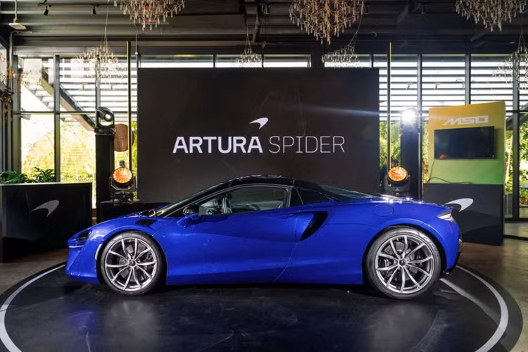 McLaren Artura Spider có nền tảng khung gầm làm từ carbon (McLaren Carbon Lightweight Architecture) cho phép mở mui mà không làm mất đi độ cứng của kết cấu, trọng lượng khô chỉ 1.457 kg, nặng hơn 61 kg so với bản coupe, nhưng cũng đủ giúp nó trở thành siêu xe nhẹ nhất trong phân khúc.