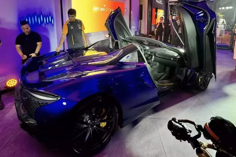 Hiện vẫn chưa rõ mức giá xe McLaren Artura Spider tại thị trường Việt Nam, chỉ biết rằng là phiên bản coupe có giá khởi điểm từ 14,69 tỷ đồng, sẽ chưa bao gồm các tùy chọn thêm, cũng như chi phí lăn bánh cho xe. Ở nước ngoài, giá xe McLaren Artura Spider đắt hơn bản coupe khoảng 500 triệu đồng.