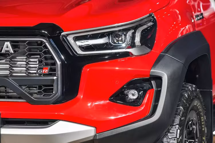 Ngoài ra, Toyota Hilux Revo GR Sport Wide Tread 2024 còn được cải tiến thiết kế ở những khu vực như lưới tản nhiệt, cản trước, thanh thể thao trên thùng sau và ốp cua lốp.