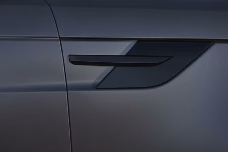 Đối với chất liệu bọc nội thất, gói Stealth Pack cung cấp cho người mua tùy chọn Da Windsor màu đen Ebony hoặc Da Windsor màu trắng Light Cloud đem lại sự sang trọng cho khoang nội thất của xe.