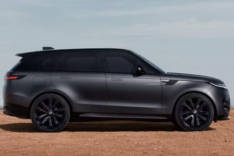 Land Rover cho biết trong trường hợp bề mặt không may bị trầy xước hoặc hư hỏng, phim có thể dễ dàng tháo ra và thay thế. Phần nóc xe được hoàn thiện với màu đen bóng Narvik.