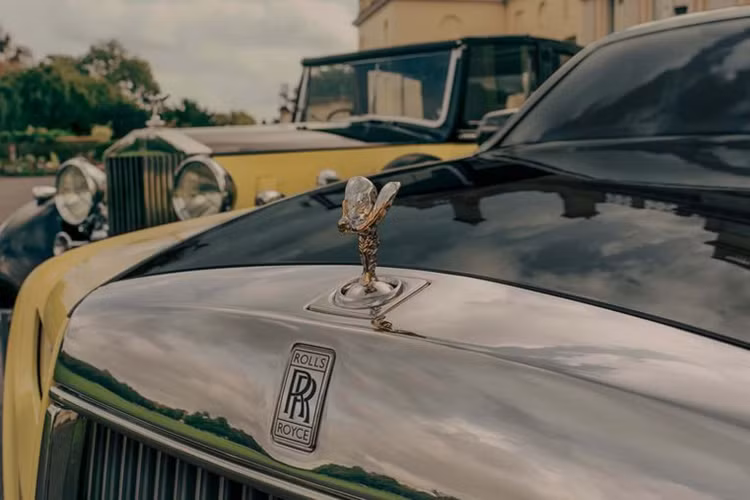 Nét sang trọng của chiếc Rolls-Royce Phantom VIII bản Goldfinger còn nằm ở những chi tiết cá nhân hóa đặc biệt bên trong nội thất. Ghế ngồi và nhiều chi tiết được bọc da màu xanh navy, kết hợp với gỗ óc chó và các chi tiết mạ vàng làm điểm nhấn.