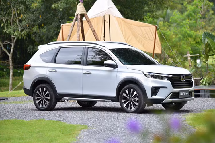 Ngoài ra, Honda BR-V còn sở hữu sức mạnh động cơ khá vượt trội trong phân khúc MPV cỡ nhỏ. Nằm bên dưới nắp ca-pô của xe là động cơ xăng i-VTEC 4 xi-lanh, DOHC, dung tích 1.5L, sản sinh công suất tối đa 119 mã lực và mô-men xoắn cực đại 145 Nm. Động cơ đi kèm với hộp số tự động biến thiên vô cấp CVT và hệ dẫn động cầu trước.