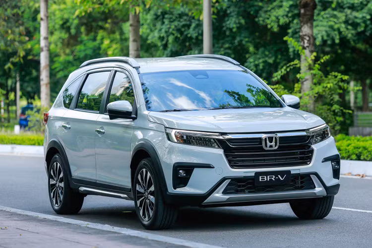 Thế mạnh của Honda BR-V nằm ở thiết kế MPV lai SUV đẹp mắt và hệ thống an toàn hiện đại. Cụ thể, xe được trang bị gói tính năng an toàn chủ động Honda Sensing tiêu chuẩn, bao gồm 6 tính năng là phanh giảm thiểu va chạm (CMBS), đèn pha thích ứng tự động (AHB)