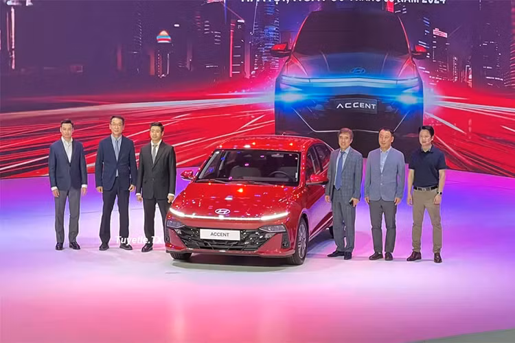 Riêng Hyundai SantaFe Hybrid được khuyến mãi 100 triệu đồng. Đây là chương trình ưu đãi đã được triển khai cho dòng SUV hạng trung này trong tháng 5/2024. Hiện Hyundai Thành Công chưa công bố doanh số trong tháng 5/2024. Trong khi đó, trong tháng 4/2024, tổng doanh số xe Hyundai chỉ đạt 4.276 xe, giảm 5,8% so với tháng 3.