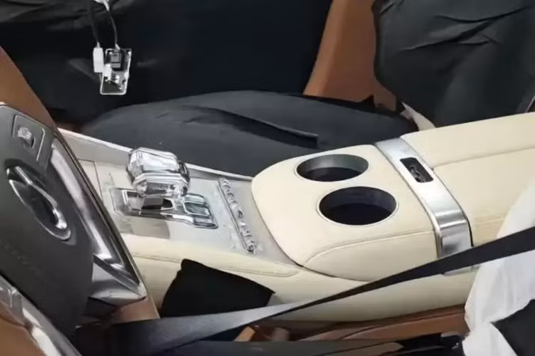 Theo đánh giá, ngoại hình của Denza Z9 GT có thiết kế rất năng động. Dòng Z là dòng sedan thuộc gia đình Denza. Số 9 tượng trưng cho mẫu xe chủ lực, hậu tố GT là tên viết tắt tiếng Anh của Grand Tourer. Phần thân xe là điểm thu hút lớn nhất của chiếc xe này.