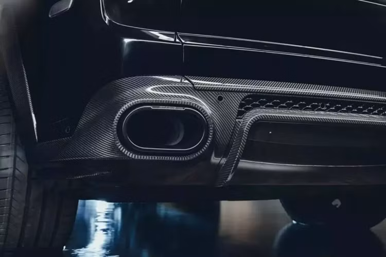 Làm tròn các điểm nổi bật là bộ chia gió trước bằng sợi carbon cũng như các chi tiết trang trí bằng sợi carbon cho mui xe và mặt trước. Công ty độ xe cũng lắp đặt một mô-đun SportXtra, giúp hạ thấp chiều cao xe khoảng một inch (25 mm). 