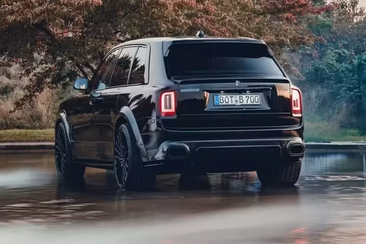 Tiến xa hơn về phía sau, chúng ta có thể thấy bộ body kit sợi carbon Widestar và chắn bùn loe lòe loẹt. Chúng được kết hợp với bánh xe Brabus Monoblock M Platinum Edition 24 inch, được phát triển đặc biệt cho chiếc SUV siêu sang Rolls-Royce Cullinan.