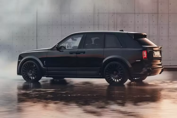 Được mệnh danh là SUV siêu sang Brabus 700 Blue Sky, mẫu xe này được trang bị cản trước mới với các hốc hút gió lớn hơn cùng các chi tiết lưới tổ ong. Chúng bắt chước mẫu xe Nhật Bản, nhưng Brabus cũng lắp thêm các điểm nhấn hình thang cũng như đèn chạy ban ngày nằm ngang.