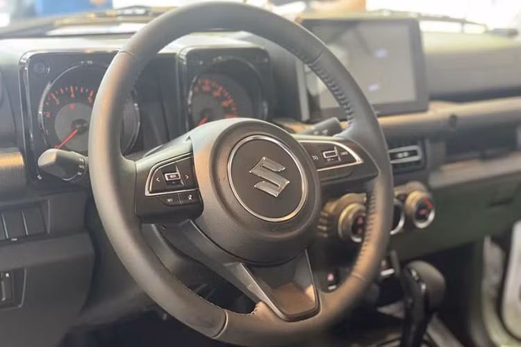 So với những xe Suzuki Jimny về Việt Nam vào năm 2020, mẫu xe này có nhiều thay đổi mạnh mẽ như lưới tản nhiệt mới, dạng tổ ong, không được chia thành các nan dọc, cản trước vẫn giữ nguyên thiết kế, đèn pha hay đèn xi nhan vẫn không thay đổi.