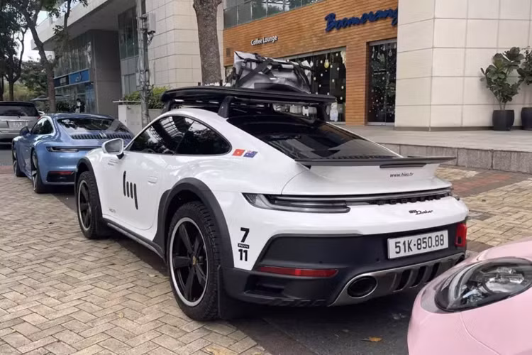 Điểm ấn tượng trên chiếc xe thể thao giới hạn Porsche 911 Dakar của Hiếu TV là ngoại thất sơn màu trắng, khác với 2 xe trước cùng mang màu bạc, đi kèm cùng nhiều chi tiết sơn đen mờ như cản trước, sau, vòm bánh xe, la-zăng 5 chấu đơn cỡ lớn, cánh gió đuôi hay khuếch tán sau có tấm ốp inox sắc bén và kẹp phanh xe màu đỏ.