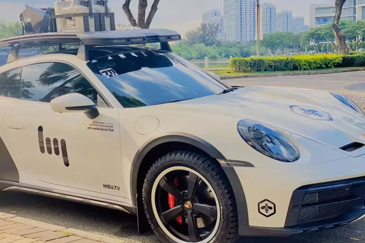 Đáng chú ý là người chơi xe này đã từng chia sẻ sẽ mang chiếc Porsche 911 Dakar 2023 của mình tham dự vào hành trình phượt từ Sài Gòn đi châu Âu, dự kiến diễn ra ngay trong năm nay, cũng tròn 6 thập kỷ dòng xe Porsche 911 tồn tại.