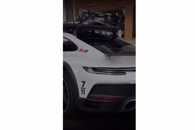 Chiếc xe Porsche 911 Dakar 2023 của Hiếu TV mới phượt từ Sài Gòn đi Đà Lạt mang biển kiểm soát rất đẹp là 51K-850.88, đây là biển số đấu giá trực tuyến, với mức trả giá cao nhất là 155 triệu đồng, khá hợp lý cho ai mê biển đẹp, vì trong 5 số có 3 con số 8 và 1 con số 5, không có số xấu như 4 là tử hay 7 là thất.