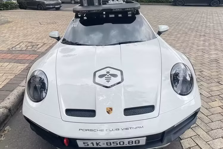 Quá trình tìm hiểu chúng tôi được biết, đây chính là chiếc xe thể thao giới hạn Porsche 911 Dakar thứ 3 về Việt Nam, thuộc sở hữu của tay chơi xe có biệt danh Hiếu T.V.