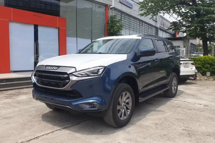 Cụ thể, khách mua Isuzu mu-X bản B7 giảm giá 100 triệu. Giá bản này sau ưu đãi chỉ còn 810,8 triệu đồng. Khách mua bản B7 Plus cũng được ưu đãi 113 triệu, đưa giá xe về mức 885,8 triệu đồng. Hai phiên bản cao cấp nhất là Prestige và Premium cũng lần lượt được ưu đãi 200 triệu và 215 triệu.