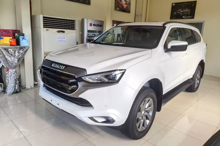 Động cơ kết hợp cùng hộp số tự động 6 cấp và hệ dẫn động cầu sau hoặc hai cầu. Sức mạnh được truyền xuống cầu sau (4x2) và hai cầu (4x4), thông qua hộp số tự động 6 cấp (6AT).