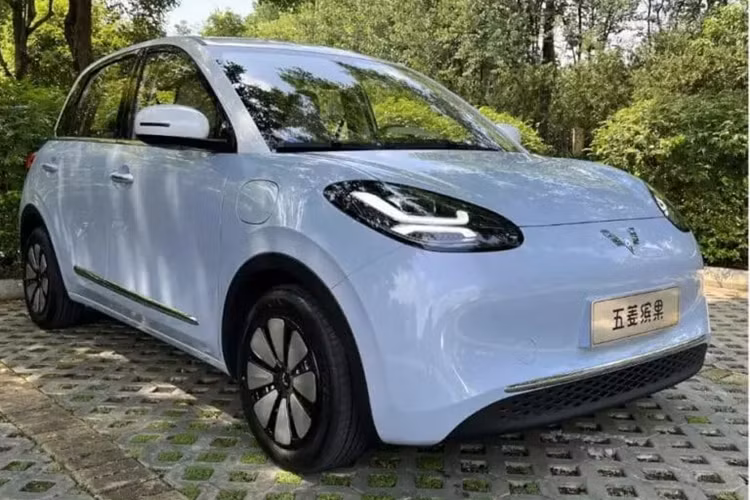 Về sức mạnh, SUV điện Wuling Bingo Plus được trang bị động cơ dẫn động model TZ180XS275 do Shandong Shuanglin New Energy Technology Co., Ltd. sản xuất, có công suất tối đa 75kW (101 mã lực) và mô-men xoắn cực đại 180N·m.