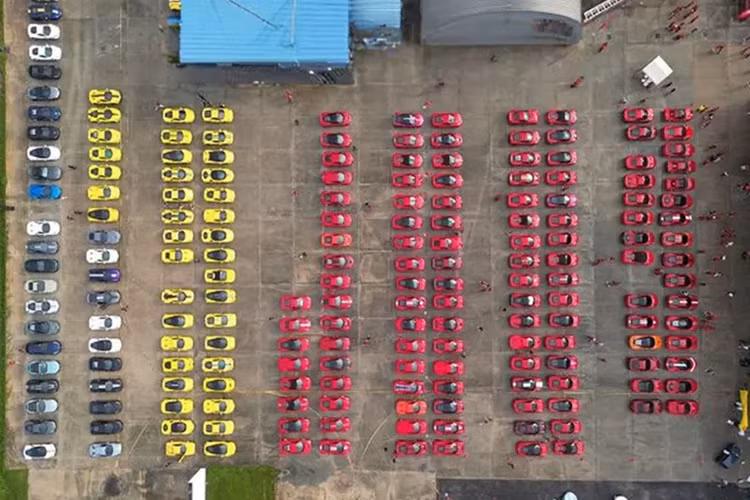 Vào ngày 18/5/2024 vừa qua, nhóm chơi siêu xe Ferrari tại Malaysia đã tổ chức buổi họp mặt với quy tụ gần 300 chiếc siêu xe "ngựa chồm", đã tạo nên 1 kỷ lục họp mặt xe Ferrari đông nhất từ trước cho đến nay.
