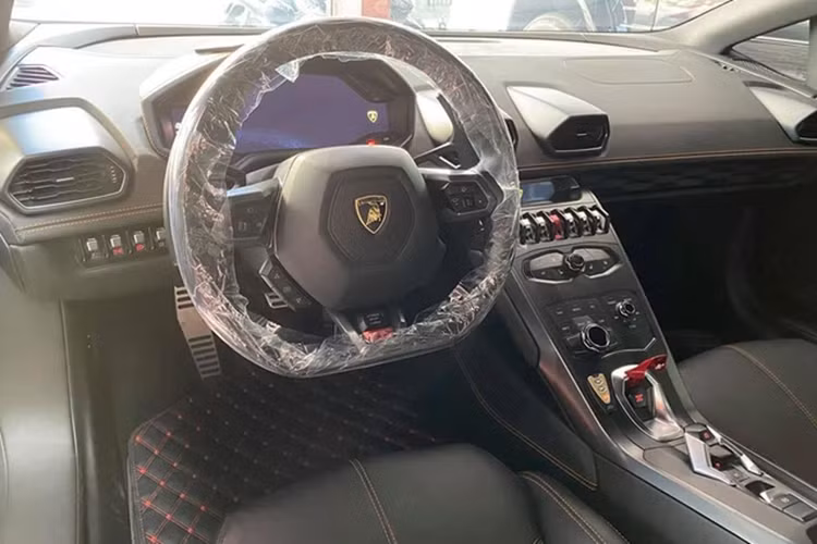 Huracan trong tiếng Tây Ban Nha có nghĩa là cơn bão, cũng là tên một con bò tót được biết đến với lòng dũng cảm đã chiến đấu vào năm 1879, cách đặt tên này ám chỉ đây sẽ là một siêu xe thành công vang dội nhất của hãng xe Lamborghini sản xuất thay thế cho sản phẩm V10 trước đó, Gallardo.