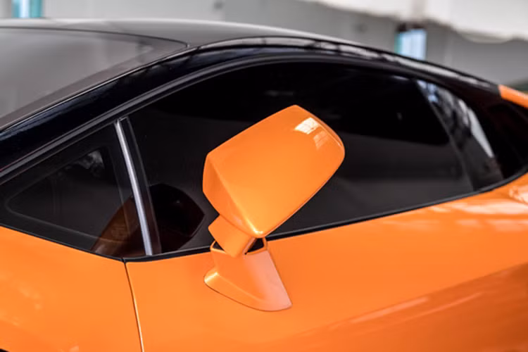 Siêu xe Lamborghini Huracan LP610-4 của dân chơi xe máy miền Tây vẫn sở hữu động cơ V10, dung tích 5.2 lít, sản sinh công suất tối đa 601 mã lực tại vòng tua máy 8.250 vòng/phút và mô-men xoắn cực đại 560 Nm tại vòng tua máy 6.500 vòng/phút.