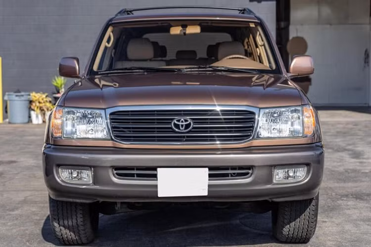 Mới đây, một chiếc Toyota Land Cruiser chạy hơn 26 năm được đấu giá thành công trên trang đấu giá Cars &amp; Bids (Mỹ) với mức giá lên tới 78.500 USD (tương đương gần 2 tỷ đồng). Chiếc Toyota Land Cruiser này thuộc thế hệ J100, sản xuất năm 1998.