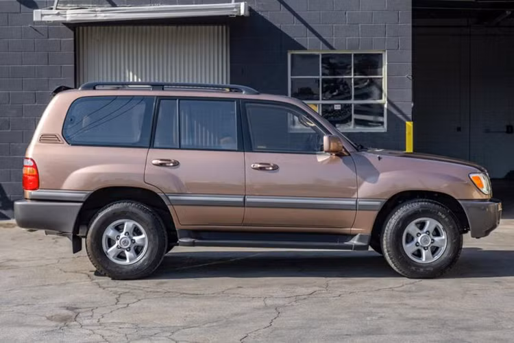 Hiện Toyota Mỹ chỉ phân phối dòng Land Cruiser 250 hay còn được biết đến với tên gọi Land Cruider Prado. Xe có giá khởi điểm 55.950 USD (1,4 tỷ đồng) cho phiên bản 1958 và 74.950 USD (1,89 tỷ đồng) cho phiên bản First Edition.