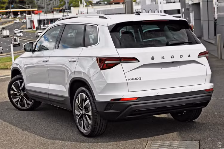 Nếu như Skoda Kushaq là SUV cỡ B thì Slavia thuộc phân khúc sedan hạng B. So với bộ đôi Skoda Karoq và Kodiaq, hai mẫu xe mới này hứa hẹn sẽ có giá rẻ hơn.