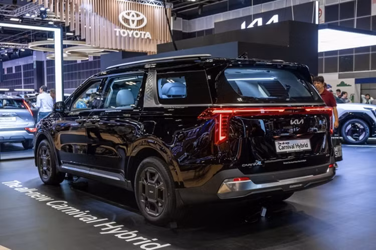 Về trang bị an toàn, Kia Carnival thế hệ mới được bổ sung hệ thống hỗ trợ lái trên cao tốc Highway Driving Assistance 2 giúp cung cấp khả năng hỗ trợ lái xe bán tự động bằng cách giữ khoảng cách an toàn với các phương tiện khác, duy trì tốc độ đặt trước và giữ làn đường. So với thế hệ đầu tiên, thế hệ mới đã có chức năng hỗ trợ chuyển làn.