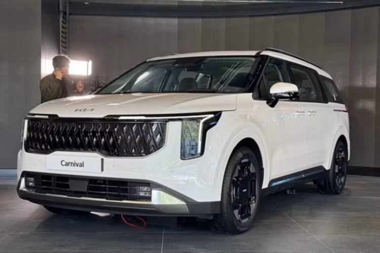 Chiếc xe MPV Kia Carnival 2025 còn lại lại có mâm xe giống hệt phiên bản đang bán ở Việt Nam. Có thể đây chính là sự khác biệt giữa các phiên bản ở từng thị trường. Hiện phía Thaco vẫn chưa lên tiếng xác nhận thông tin sẽ ra mắt mẫu xe này.