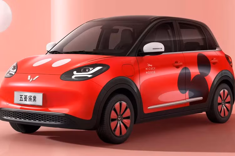 Gói sửa đổi Mickey Dream dành cho xe Wuling Bingo sẽ bao gồm hộp quà tặng tùy chỉnh của Mickey như máy tính bảng có mùi thơm Mickey, nhãn dán chữ ký trên thân xe Mickey, vỗ tay đuôi xe Mickey, bìa giấy phép lái xe Mickey, vỏ chìa khóa xe Mickey và búp bê Mickey chính hãng.