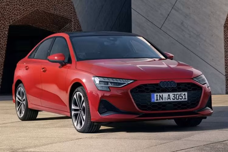 Ở một số thị trường nhất định, ví dụ như Vương quốc Anh , chủ sở hữu Audi A3 được bổ sung một số tính năng như kiểm soát hành trình thích ứng và hỗ trợ đèn pha thông qua ứng dụng myAudi. Hiện tại, Audi A3 2025 có hai phiên bản động cơ.