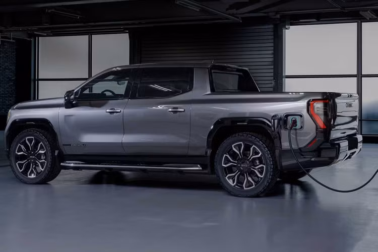 Hiện toàn bộ những chiếc xe thuộc lô đầu tiên đã được bán hết, nhưng GMC không chia sẻ chính xác số lượng xe Edition 1 mà họ đang sản xuất. Đối với các phiên bản Sierra EV khác, giá bán cũng như thời gian giao xe sẽ được GMC công bố trong thời gian tới.