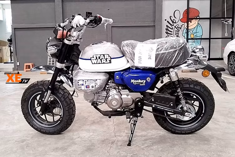 Phát triển dựa trên Honda Monkey, phiên bản Honda Monkey phiên bản Star Wars Limited Edition được các nhà thiết kế lấy cảm hứng từ các nhân vật trong bộ phim Chiến tranh giữa các vì sao - Star Wars để phối màu trang trí thân xe.