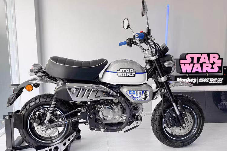 Đơn vị phân phối Honda Monkey phiên bản Star Wars Limited Edition tại Việt Nam hiện chưa công bố giá bán mẫu xe này. Trước đó, tại Thái Lan, CUB House báo giá mẫu xe này ở mức 169.900 baht (tương đương 110,6 triệu đồng).