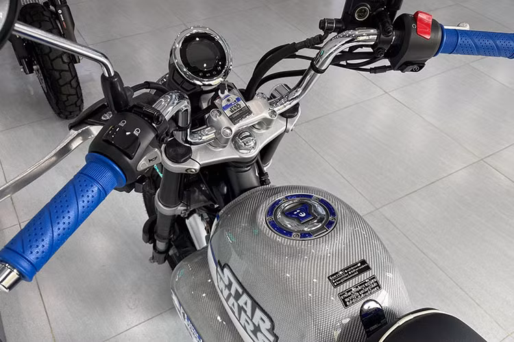 Honda Monkey Star Wars có hai phiên bản là Dark Side và Light Side. Xe chỉ sản xuất giới hạn 300 chiếc nên mỗi phiên bản chiếm 150 chiếc. Hai chiếc Monkey Star Wars vừa về Việt Nam thuộc hai bản Light Side và Dark Side, cùng sở hữu số thứ tự 088.