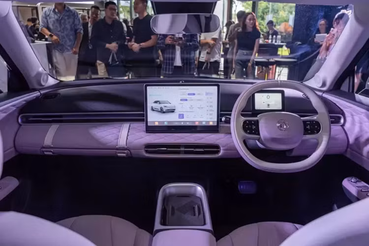 Với kích thước này, mẫu xe nhà Dongfeng sẽ được định vị trong phân khúc ô tô điện hạng B. Bên ngoài, Dongfeng Box mang trên mình thiết kế hatchback 5 cửa và bị đánh giá là trông khá giống với ô tô điện Smart #1 của hãng Mercedes-Benz. Xe được thiết kế bo tròn và mềm mại, tạo cảm giác dễ thương.
