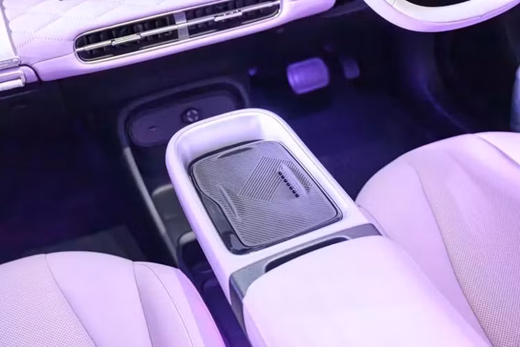 Bên trong mẫu ô tô điện Trung Quốc này là không gian nội thất 2 hàng ghế với 5 chỗ ngồi. Tại đây, xe sở hữu vô lăng 2 chấu vát 2 đầu, tích hợp phím chức năng và bảng đồng hồ kỹ thuật số 5 inch. Đặt nổi trên mặt táp-lô là màn hình cảm ứng trung tâm 12,8 inch, được dùng để chỉnh phần lớn các tính năng trên xe.