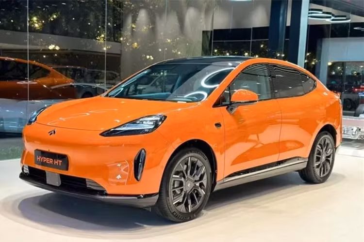 Phiên bản này có phạm vi hoạt động lên tới 770 km sau mỗi lần sạc, tương đương người dùng có thể lái xe điện Aion Hyper HT từ Hà Nội đến Đà Nẵng mà không cần sạc pin.