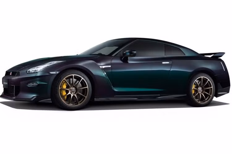 Thông số động cơ của Nissan GT-R 2025 không có sự thay đổi so với bản tiền nhiệm. Ở bản tiêu chuẩn, GT-R có công suất 570 mã lực, trong khi bản hiệu suất cao GT-R NISMO có công suất 600 mã lực. Tất cả đều sử dụng hộp số 6 cấp ly hợp kép GR6.