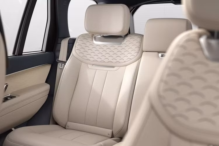 Phiên bản Orpheus được trang bị động cơ V8 tăng áp kép hybrid nhẹ 4.4 lít, sản sinh công suất 570 mã lực và mô-men xoắn 750 Nm. Với trang bị này, chiếc xe có khả năng tăng tốc từ 0-100 km/h trong 4,5 giây, một con số khá ấn tượng đối với một chiếc SUV hạng sang hạng nặng.